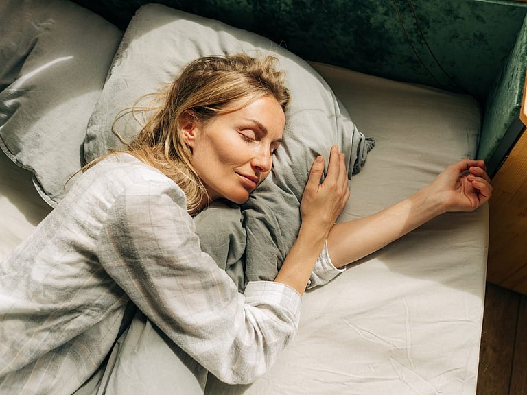 Schlafende Frau im Bett.